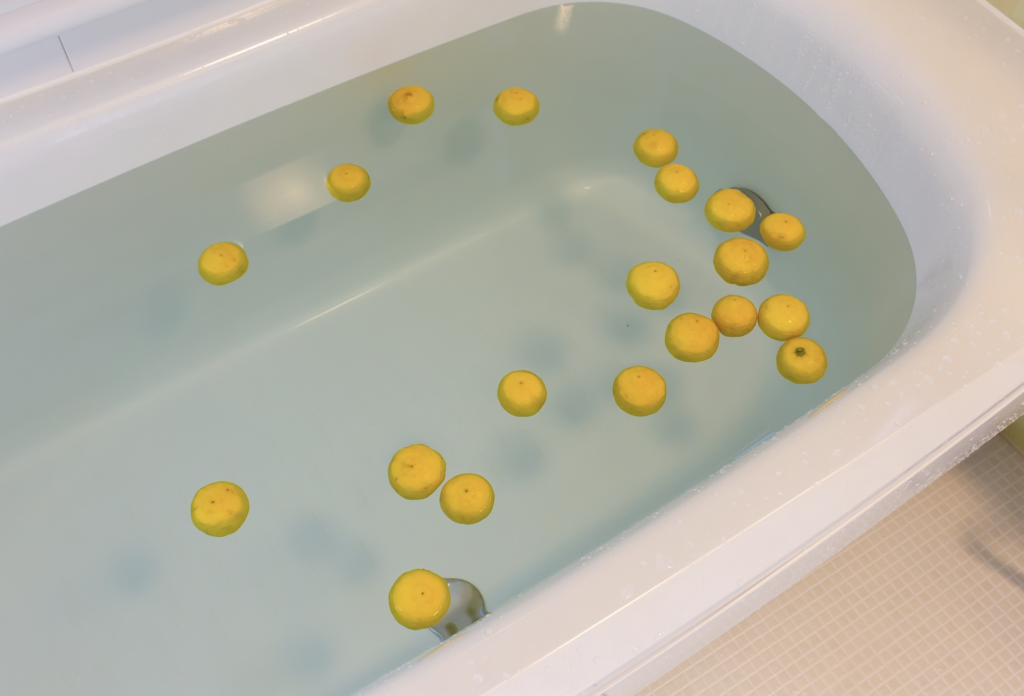 柚子風呂に入る意味や効果とその起源とは 入る日はいつから 冬至 二十四節気 神社 寺 御朱印めぐり Com